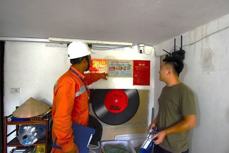 EVNHANOI "đến tận ng&otilde;, g&otilde; từng nh&agrave;" hướng dẫn người d&acirc;n sử dụng điện an to&agrave;n, tiết kiệm- Ảnh 6.