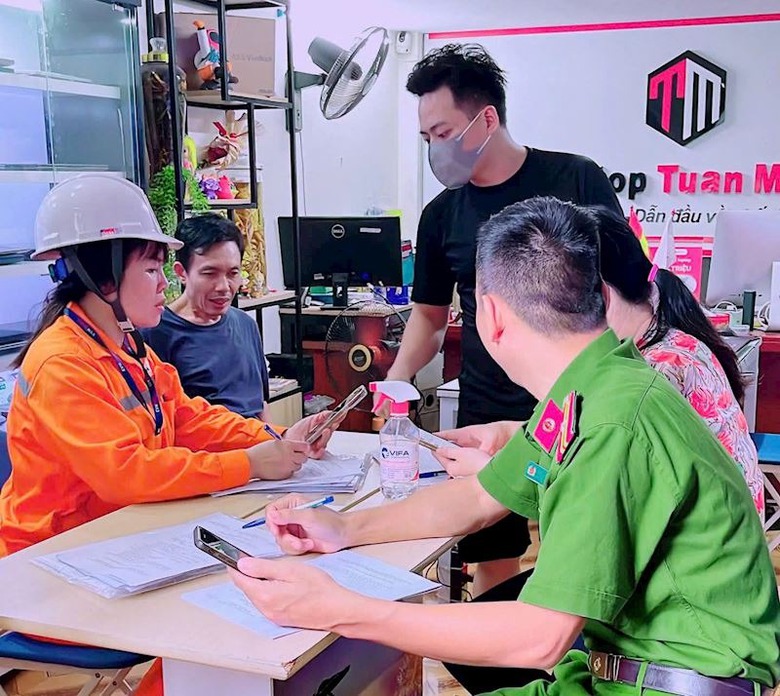 EVNHANOI "đến tận ng&otilde;, g&otilde; từng nh&agrave;" hướng dẫn người d&acirc;n sử dụng điện an to&agrave;n, tiết kiệm- Ảnh 7.