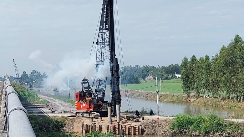 Tuyến Cao Lãnh - Lộ Tẻ vẫn chờ cát để tăng tốc thi công- Ảnh 2. Tuyến Cao Lãnh - Lộ Tẻ vẫn chờ cát để tăng tốc thi công- Ảnh 2.