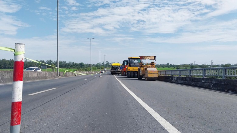 Tuyến Cao Lãnh - Lộ Tẻ vẫn chờ cát để tăng tốc thi công- Ảnh 1. Tuyến Cao Lãnh - Lộ Tẻ vẫn chờ cát để tăng tốc thi công- Ảnh 1.