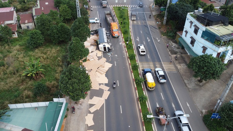 Tránh xe máy, xe tải trượt dài rồi lật nghiêng trên đường- Ảnh 1. Tránh xe máy, xe tải trượt dài rồi lật nghiêng trên đường- Ảnh 1.