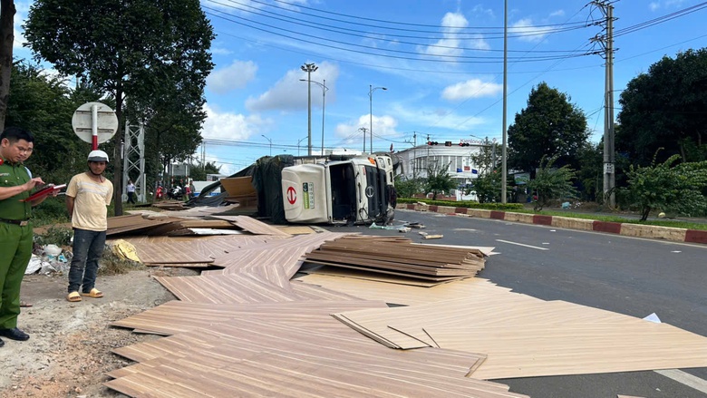 Tránh xe máy, xe tải trượt dài rồi lật nghiêng trên đường- Ảnh 6. Tránh xe máy, xe tải trượt dài rồi lật nghiêng trên đường- Ảnh 6.