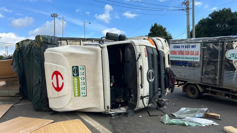 Tránh xe máy, xe tải trượt dài rồi lật nghiêng trên đường- Ảnh 2. Tránh xe máy, xe tải trượt dài rồi lật nghiêng trên đường- Ảnh 2.