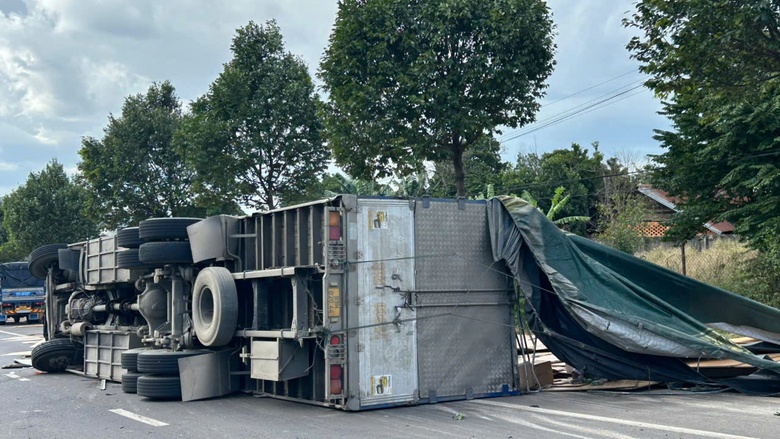 Tránh xe máy, xe tải trượt dài rồi lật nghiêng trên đường- Ảnh 5. Tránh xe máy, xe tải trượt dài rồi lật nghiêng trên đường- Ảnh 5.