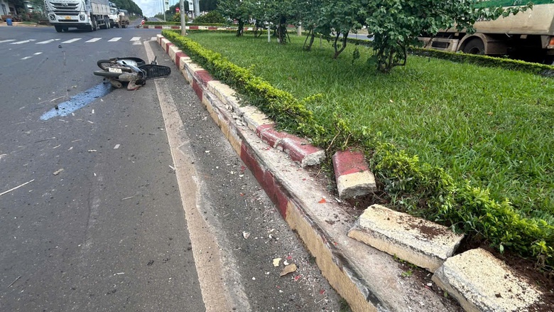 Tránh xe máy, xe tải trượt dài rồi lật nghiêng trên đường- Ảnh 4. Tránh xe máy, xe tải trượt dài rồi lật nghiêng trên đường- Ảnh 4.