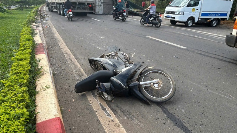 Tránh xe máy, xe tải trượt dài rồi lật nghiêng trên đường- Ảnh 3. Tránh xe máy, xe tải trượt dài rồi lật nghiêng trên đường- Ảnh 3.