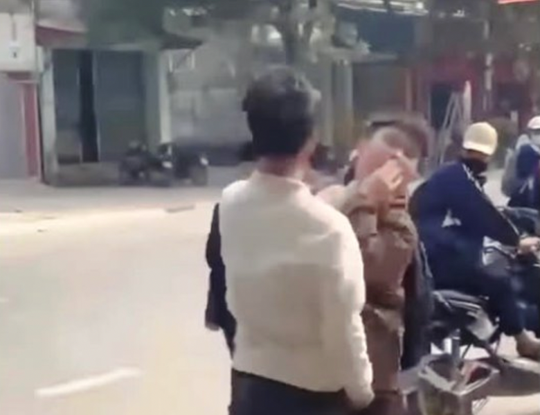 Thêm clip ghi lại cảnh nam sinh ở Thanh Hóa bị đấm liên tục vào mặt- Ảnh 1. Thêm clip ghi lại cảnh nam sinh ở Thanh Hóa bị đấm liên tục vào mặt- Ảnh 1.