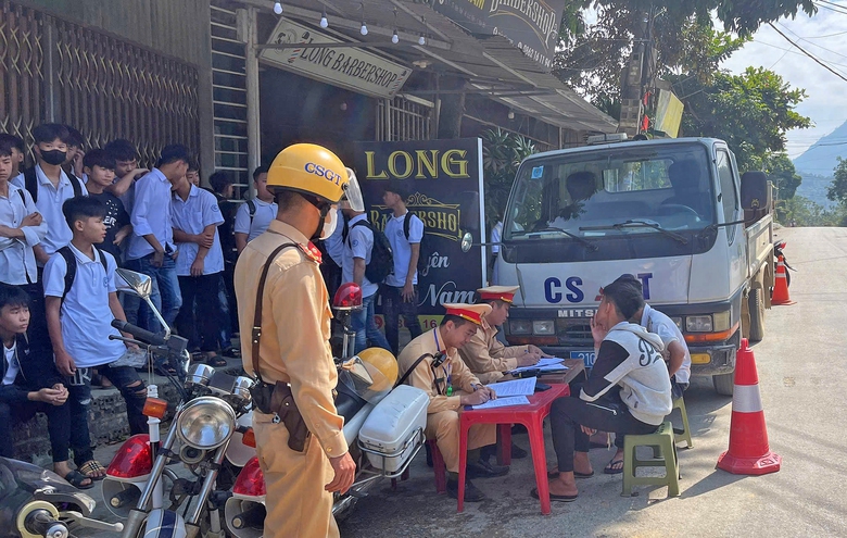 Y&ecirc;n B&aacute;i: Mạnh tay xử &ldquo;qu&aacute;i xế&rdquo; tuổi teen, ngăn tai nạn- Ảnh 2.