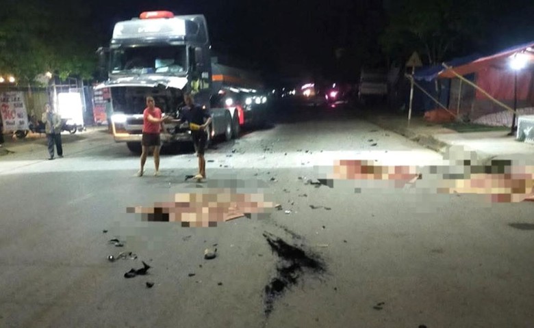 Hiện trường vụ tai nạn xe m&aacute;y đ&acirc;m xe đầu k&eacute;o khiến 3 người tử vong.