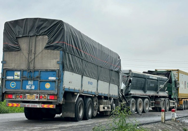 Vụ tai nạn li&ecirc;n ho&agrave;n giữa 3 xe &ocirc; t&ocirc; khiến 1 người t&agrave;i xế tử vong.