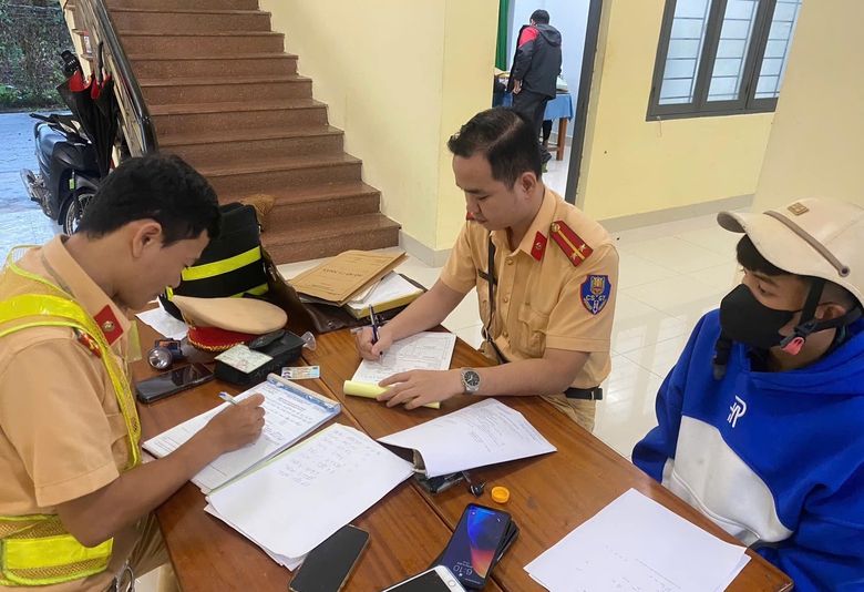 CSGT Quảng Ng&atilde;i bắt giữ h&agrave;ng loạt qu&aacute;i xế tuổi teen- Ảnh 2.