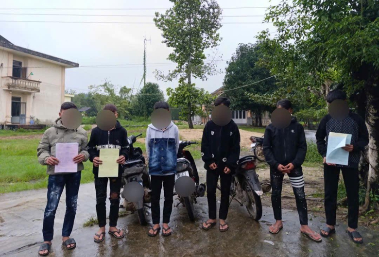 CSGT Quảng Ng&atilde;i bắt giữ h&agrave;ng loạt qu&aacute;i xế tuổi teen- Ảnh 1.