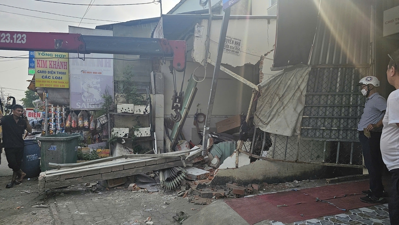 Taxi mất l&aacute;i t&ocirc;ng sập tường hai nh&agrave; b&ecirc;n đường tại quận 7, TP.HCM- Ảnh 2.