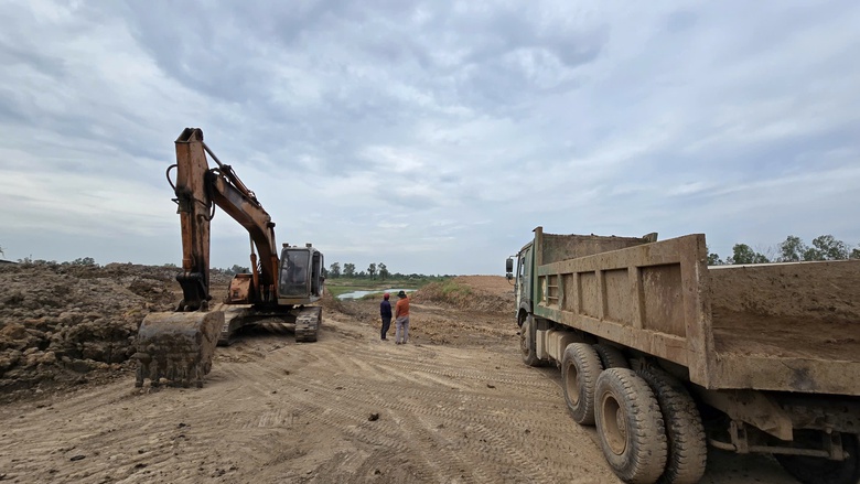 Vụ khai th&aacute;c tr&aacute;i ph&eacute;p 875.000m3 đất ở An Giang: V&igrave; sao kh&oacute; xử l&yacute;?- Ảnh 3.