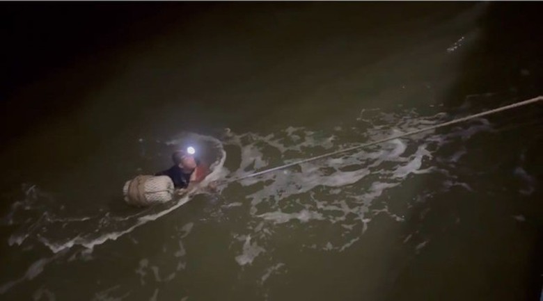 Sóng lớn đánh chìm thuyền thúng, ngư dân ôm thùng xốp trôi dạt trên biển- Ảnh 1. Sóng lớn đánh chìm thuyền thúng, ngư dân ôm thùng xốp trôi dạt trên biển- Ảnh 1.