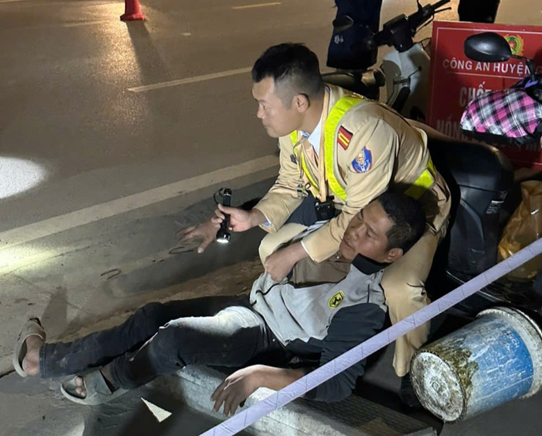 Xin bỏ qua vi phạm bất thành, nam thanh niên tạt chất bẩn vào CSGT- Ảnh 1. Xin bỏ qua vi phạm bất thành, nam thanh niên tạt chất bẩn vào CSGT- Ảnh 1.