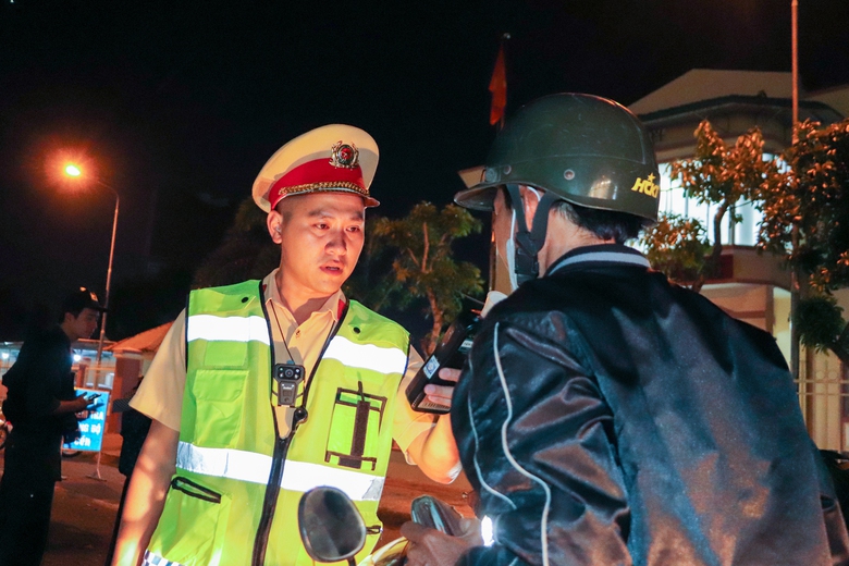 Cần Thơ mạnh tay xử lý vi phạm giao thông- Ảnh 4. Cần Thơ mạnh tay xử lý vi phạm giao thông- Ảnh 4.