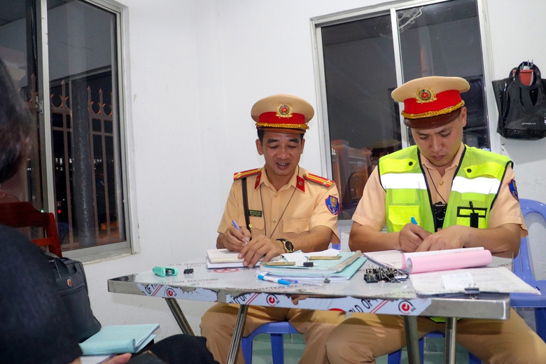 Cần Thơ mạnh tay xử lý vi phạm giao thông- Ảnh 6. Cần Thơ mạnh tay xử lý vi phạm giao thông- Ảnh 6.