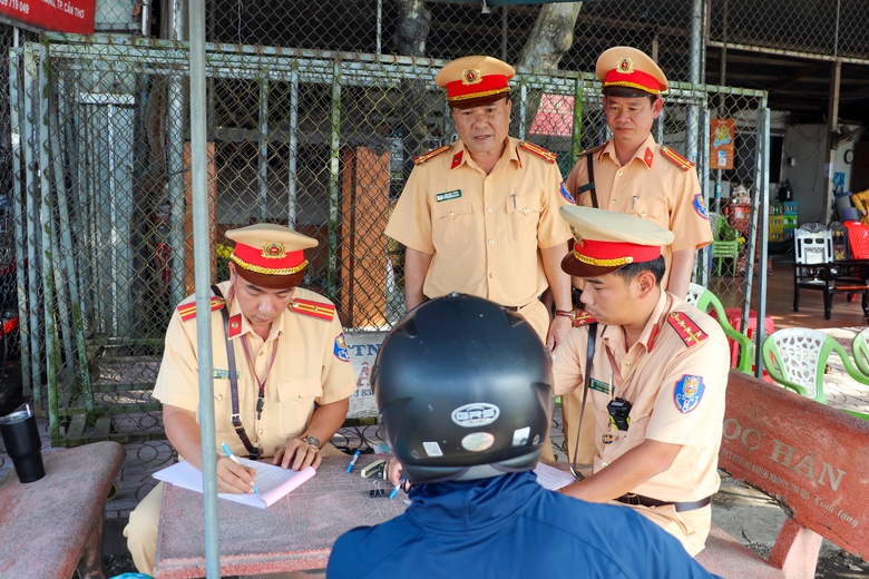 Cần Thơ mạnh tay xử lý vi phạm giao thông- Ảnh 8. Cần Thơ mạnh tay xử lý vi phạm giao thông- Ảnh 8.