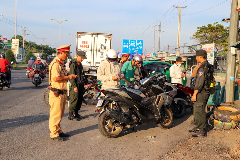 Cần Thơ mạnh tay xử lý vi phạm giao thông- Ảnh 7. Cần Thơ mạnh tay xử lý vi phạm giao thông- Ảnh 7.