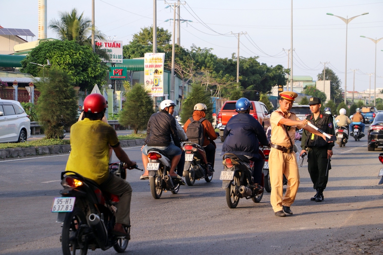Cần Thơ mạnh tay xử lý vi phạm giao thông- Ảnh 1. Cần Thơ mạnh tay xử lý vi phạm giao thông- Ảnh 1.