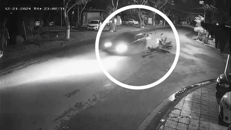 Danh t&iacute;nh t&agrave;i xế &ocirc; t&ocirc; rời khỏi hiện trường sau va chạm với xe m&aacute;y ở Đ&agrave; Nẵng- Ảnh 2.