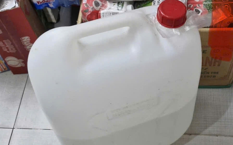 Bốn người nhập viện nghi ngộ độc rượu, một người h&ocirc;n m&ecirc; ti&ecirc;n lượng nặng