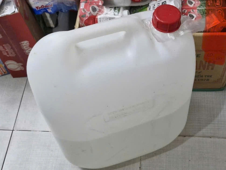 Bốn người nhập viện nghi ngộ độc rượu, một người h&ocirc;n m&ecirc; ti&ecirc;n lượng nặng- Ảnh 1.