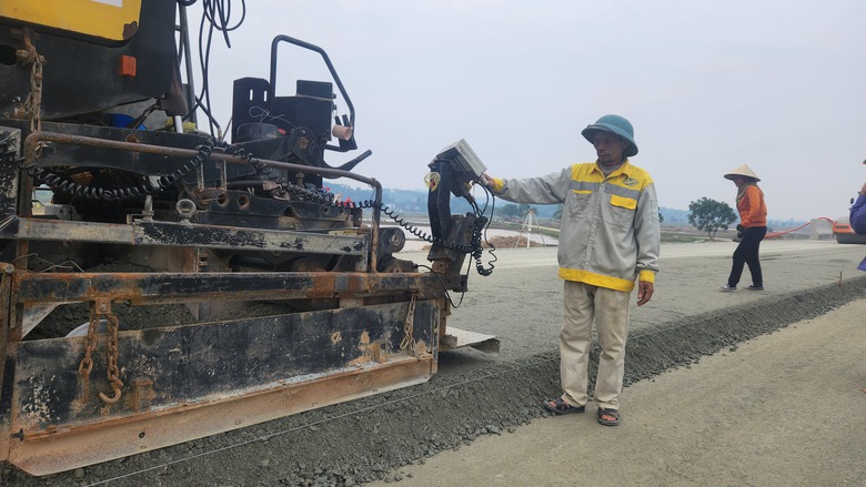 Thảm xong bê tông nhựa lớp 1 cao tốc Bãi Vọt - Hàm Nghi dịp tết Nguyên đán- Ảnh 15. Thảm xong bê tông nhựa lớp 1 cao tốc Bãi Vọt - Hàm Nghi dịp tết Nguyên đán- Ảnh 15.