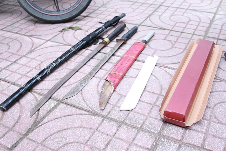 Bắt giữ nh&oacute;m thanh, thiếu ni&ecirc;n d&ugrave;ng hung kh&iacute; đuổi ch&eacute;m người đi đường- Ảnh 2.