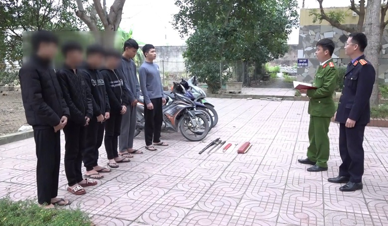 Bắt giữ nh&oacute;m thanh, thiếu ni&ecirc;n d&ugrave;ng hung kh&iacute; đuổi ch&eacute;m người đi đường- Ảnh 1.