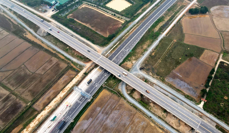 Thảm xong bê tông nhựa lớp 1 cao tốc Bãi Vọt - Hàm Nghi dịp tết Nguyên đán- Ảnh 18. Thảm xong bê tông nhựa lớp 1 cao tốc Bãi Vọt - Hàm Nghi dịp tết Nguyên đán- Ảnh 18.