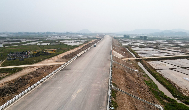 Thảm xong bê tông nhựa lớp 1 cao tốc Bãi Vọt - Hàm Nghi dịp tết Nguyên đán- Ảnh 9. Thảm xong bê tông nhựa lớp 1 cao tốc Bãi Vọt - Hàm Nghi dịp tết Nguyên đán- Ảnh 9.