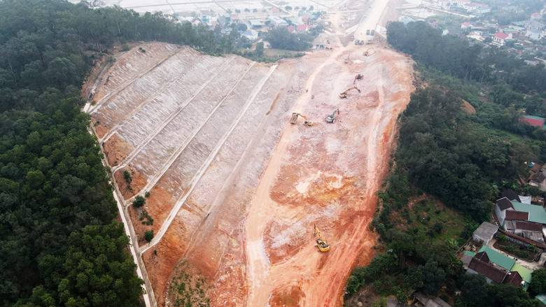 Thảm xong bê tông nhựa lớp 1 cao tốc Bãi Vọt - Hàm Nghi dịp tết Nguyên đán- Ảnh 11. Thảm xong bê tông nhựa lớp 1 cao tốc Bãi Vọt - Hàm Nghi dịp tết Nguyên đán- Ảnh 11.