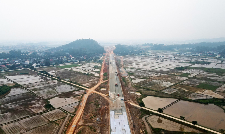 Thảm xong bê tông nhựa lớp 1 cao tốc Bãi Vọt - Hàm Nghi dịp tết Nguyên đán- Ảnh 16. Thảm xong bê tông nhựa lớp 1 cao tốc Bãi Vọt - Hàm Nghi dịp tết Nguyên đán- Ảnh 16.