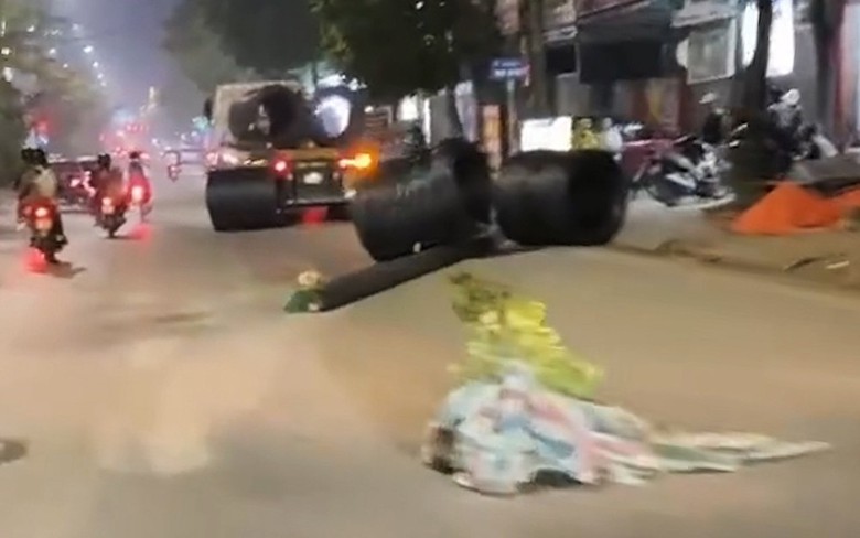 4 cuộn th&eacute;p nặng h&agrave;ng tấn bất ngờ rơi khỏi &ocirc; t&ocirc; đầu k&eacute;o, văng xuống đường