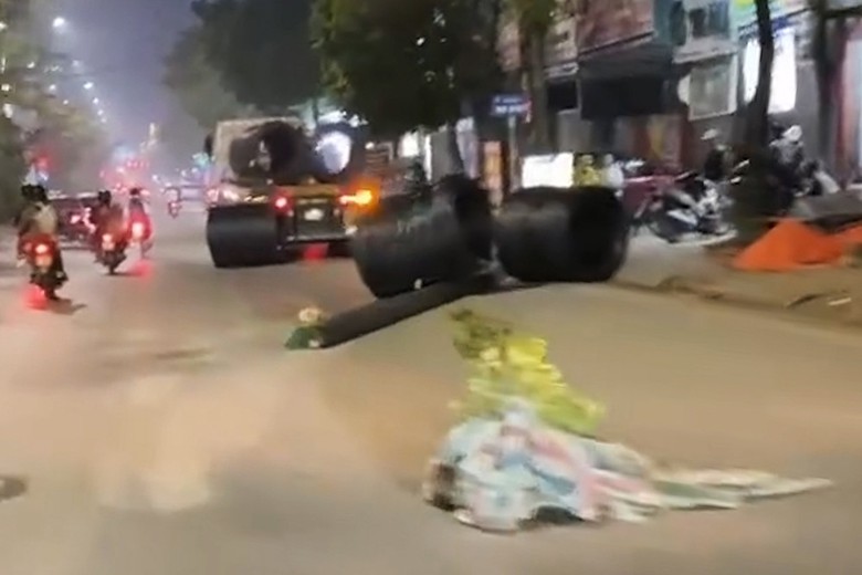 4 cuộn th&eacute;p nặng h&agrave;ng tấn bất ngờ rơi khỏi &ocirc; t&ocirc; đầu k&eacute;o, văng xuống đường- Ảnh 1.