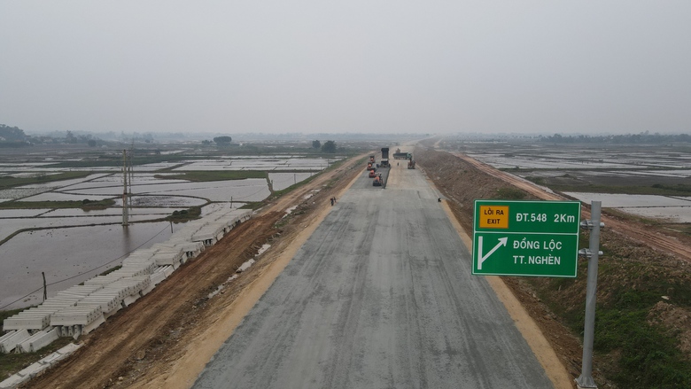 Thảm xong bê tông nhựa lớp 1 cao tốc Bãi Vọt - Hàm Nghi dịp tết Nguyên đán- Ảnh 13. Thảm xong bê tông nhựa lớp 1 cao tốc Bãi Vọt - Hàm Nghi dịp tết Nguyên đán- Ảnh 13.