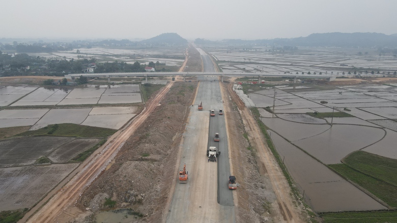 Thảm xong bê tông nhựa lớp 1 cao tốc Bãi Vọt - Hàm Nghi dịp tết Nguyên đán- Ảnh 10. Thảm xong bê tông nhựa lớp 1 cao tốc Bãi Vọt - Hàm Nghi dịp tết Nguyên đán- Ảnh 10.