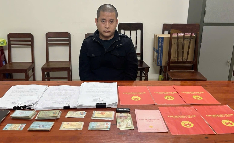 Bắt giam đối tượng cho vay nặng lãi hơn 200%, thu giữ nhiều sổ đỏ- Ảnh 1. Bắt giam đối tượng cho vay nặng lãi hơn 200%, thu giữ nhiều sổ đỏ- Ảnh 1.