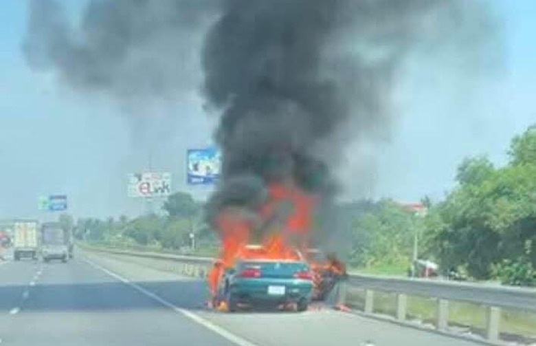 &Ocirc; t&ocirc; 4 chỗ ch&aacute;y ng&ugrave;n ngụt tr&ecirc;n cao tốc TP.HCM - Trung Lương- Ảnh 1.