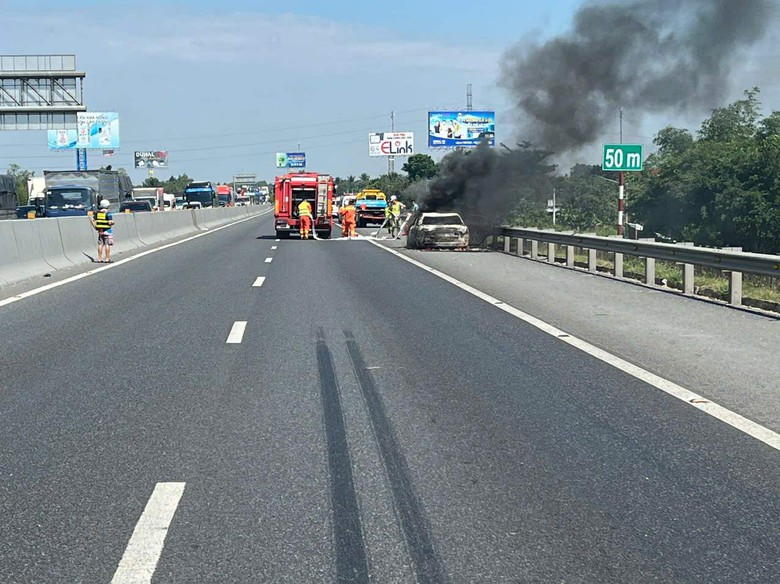 &Ocirc; t&ocirc; 4 chỗ ch&aacute;y ng&ugrave;n ngụt tr&ecirc;n cao tốc TP.HCM - Trung Lương- Ảnh 2.