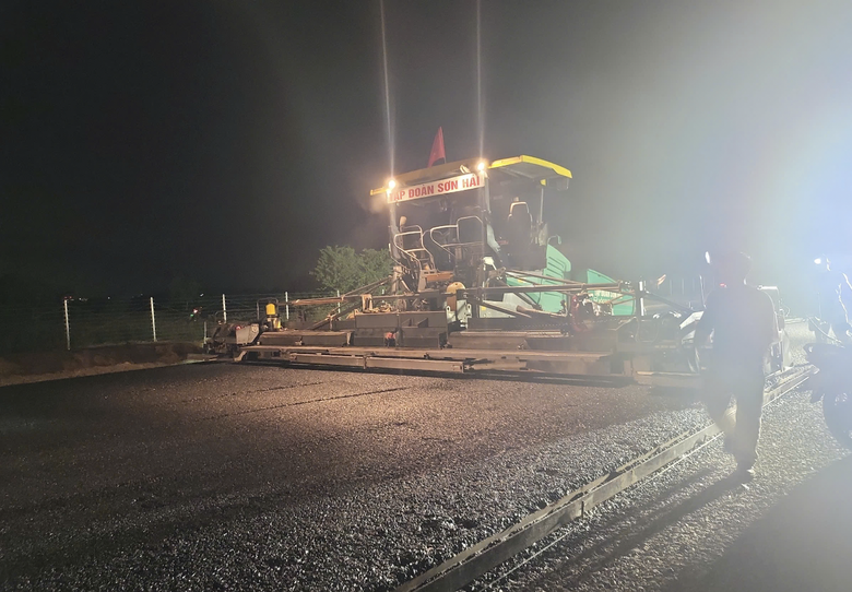 Cao tốc qua B&agrave; Rịa - Vũng T&agrave;u thảm được 13km nhựa- Ảnh 1.