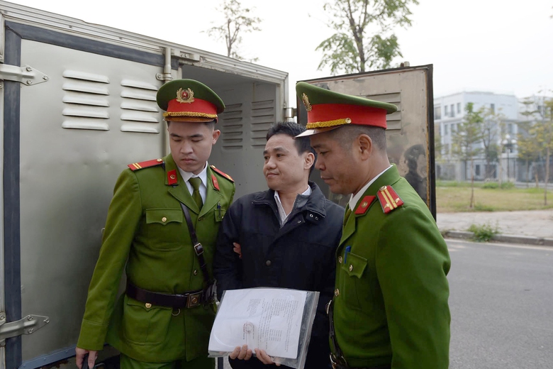 Hình ảnh bị cáo đến phiên xử 3 cựu phó giám đốc sở vụ chuyến bay giải cứu giai đoạn 2- Ảnh 2. Hình ảnh bị cáo đến phiên xử 3 cựu phó giám đốc sở vụ chuyến bay giải cứu giai đoạn 2- Ảnh 2.