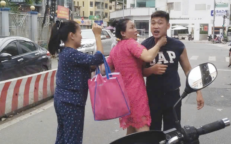 Bạo lực sau va chạm giao th&ocirc;ng: V&igrave; sao kh&oacute; n&oacute;i lời xin lỗi?