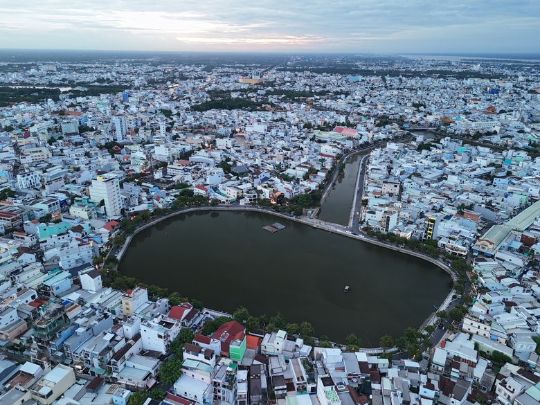 Hiện trạng đối lập của hai hồ chống ngập ở trung t&acirc;m Cần Thơ- Ảnh 4.