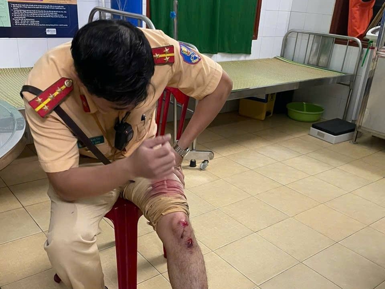 Truy bắt đối tượng chở ma túy tông ô tô vào tổ tuần tra CSGT Quảng Ngãi- Ảnh 3. Truy bắt đối tượng chở ma túy tông ô tô vào tổ tuần tra CSGT Quảng Ngãi- Ảnh 3.