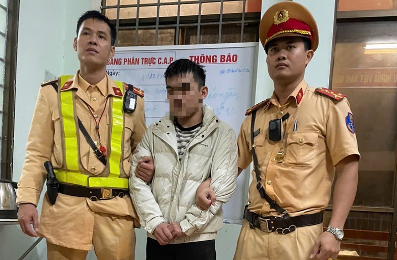 Truy bắt đối tượng chở ma túy tông ô tô vào tổ tuần tra CSGT Quảng Ngãi- Ảnh 1. Truy bắt đối tượng chở ma túy tông ô tô vào tổ tuần tra CSGT Quảng Ngãi- Ảnh 1.