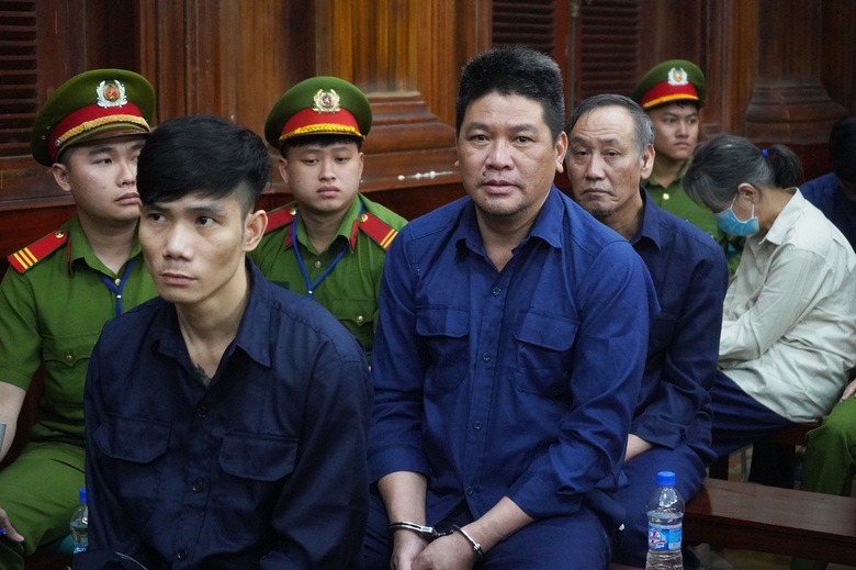 Xét xử bà trùm Oanh "Hà" điều hành đường dây 626kg ma túy- Ảnh 3. Xét xử bà trùm Oanh "Hà" điều hành đường dây 626kg ma túy- Ảnh 3.