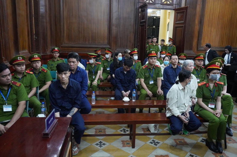 Xét xử bà trùm Oanh "Hà" điều hành đường dây 626kg ma túy- Ảnh 2. Xét xử bà trùm Oanh "Hà" điều hành đường dây 626kg ma túy- Ảnh 2.